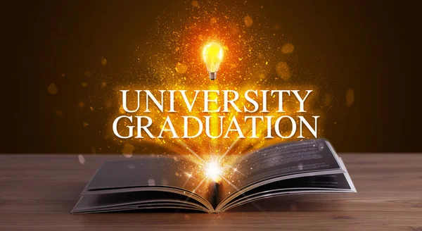 University Graduation Napis Wychodzi Otwartej Książki Koncepcja Edukacyjna — Zdjęcie stockowe