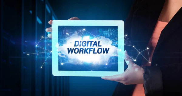 从事平板电脑工作的年轻商人并展示了题词 Digital Workflow — 图库照片