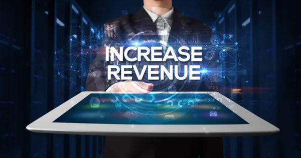 在平板电脑上工作的年轻商人并展示了题词 Increase Revenue 商业概念 — 图库照片