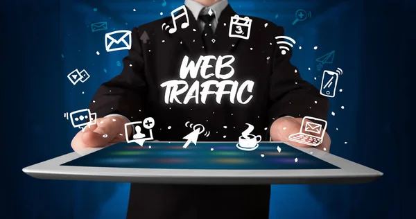 Mladý Podnikatel Pracující Tabletu Ukazuje Nápis Web Traffic — Stock fotografie