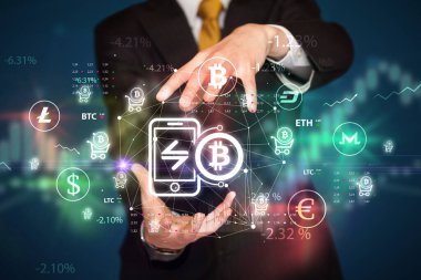 Bitcoin uygulama sembolü ve yatırım konseptini elinde tutan iş adamı