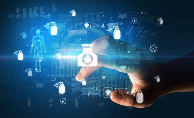 Doktor el, ekranda ilaç sembolü olan fütüristik sağlık aygıtı, fütürist konsept