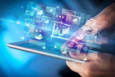 Grafik simgeleri içeren tablet kullanan bir elin yakın plan görüntüsü, dijital para birimi kavramı
