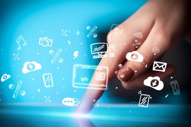 Elle çizilmiş kart simgeleriyle bir dokunmatik ekran yakın plan, dijital dönem konsepti