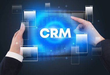 CRM kısaltmalı el ele tutuşma tableti, modern teknoloji konsepti