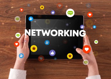 NETworking yazıtları, sosyal ağ konsepti ve dokunmatik ekranın yakın plan görüntüsü