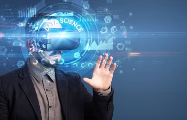 Sanal gerçeklik gözlükleriyle DATA Bilim Yazıtı ve yenilikçi teknoloji konseptiyle iş adamı