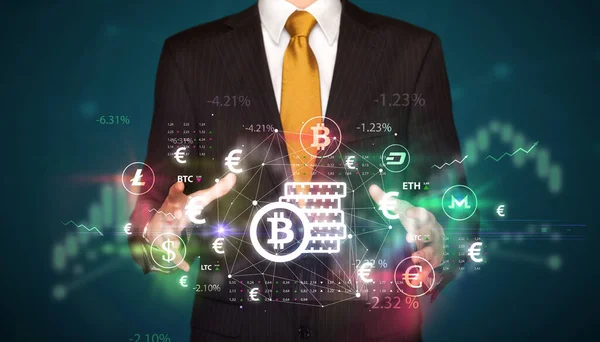 Bitcoin Tasarruf Sembolü Yatırım Konseptini Elinde Tutan Adamı — Stok fotoğraf