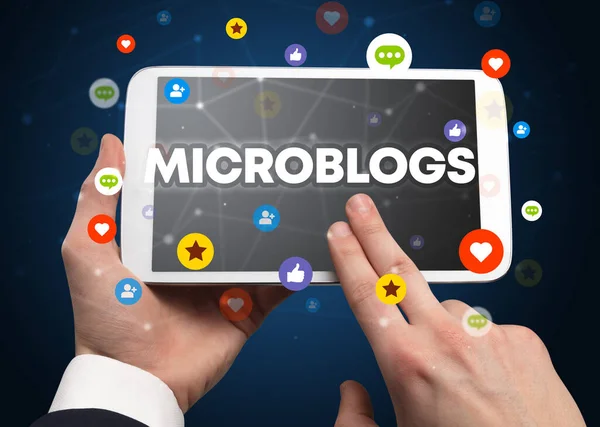 Närbild Pekskärm Med Microblogs Inskription Socialt Nätverkskoncept — Stockfoto
