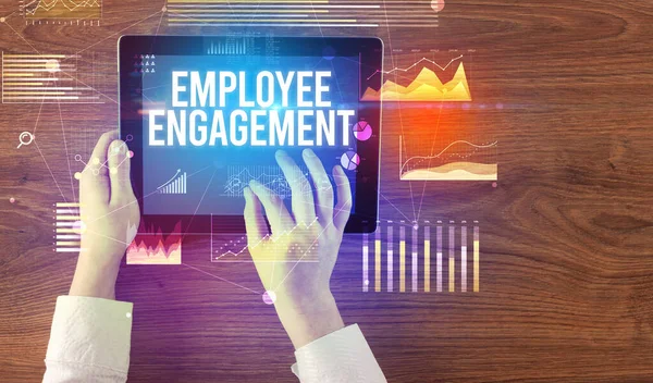 Detailní Záběr Ruce Držící Tablet Nápisem Employee Engagement Moderní Obchodní — Stock fotografie