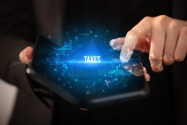 Бізнесмен Тримає Складний Смартфон Написом Taxes Бізнес Концепція — стокове фото