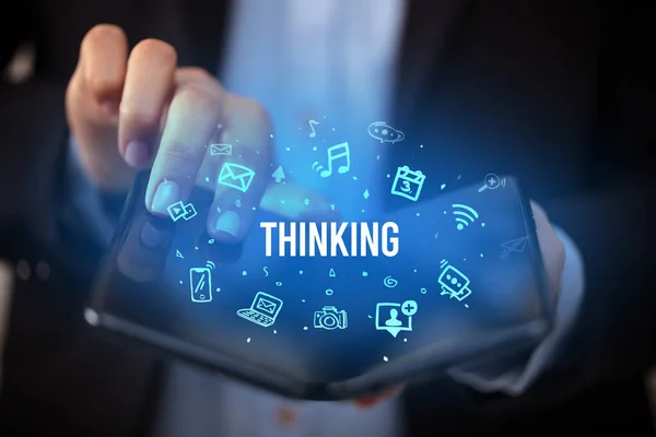 Empresario Sosteniendo Smartphone Plegable Con Inscripción Thinking Concepto Redes Sociales — Foto de Stock
