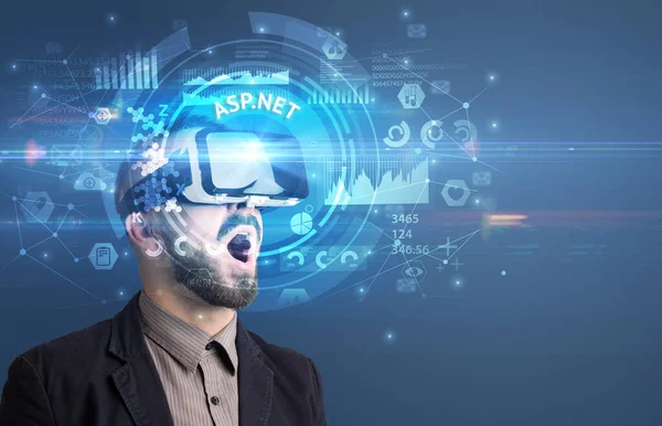 Affärsman Tittar Igenom Virtual Reality Glasögon Med Asp Net Inskription — Stockfoto