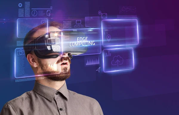 Zakenman Zoek Naar Virtual Reality Glazen Met Edge Computing Inscriptie — Stockfoto