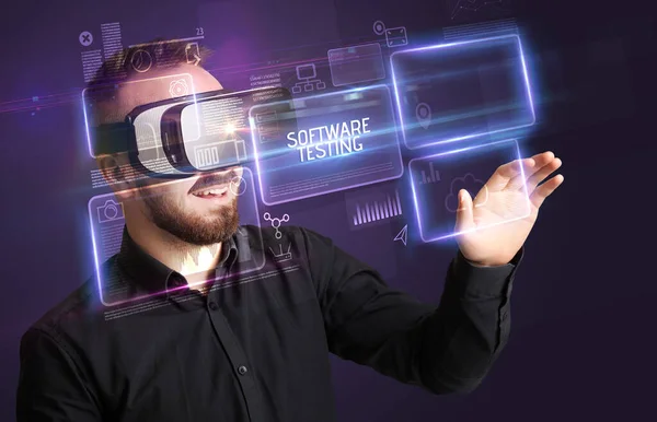 Empresário Olhando Através Óculos Realidade Virtual Com Inscrição Software Testing — Fotografia de Stock