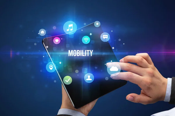 Empresário Segurando Smartphone Dobrável Com Inscrição Mobility Conceito Mídia Social — Fotografia de Stock