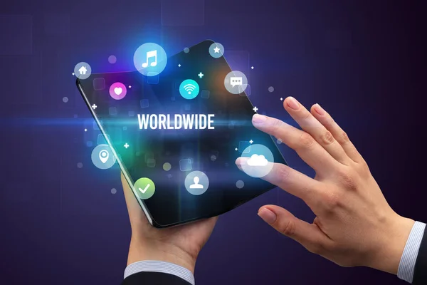 Empresário Segurando Smartphone Dobrável Com Inscrição Worldwide Conceito Mídia Social — Fotografia de Stock