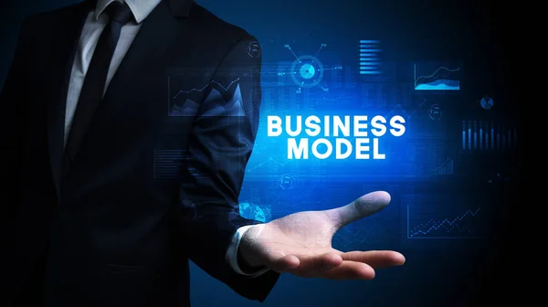 ビジネスモデルの碑文を保持するビジネスマンの手 ビジネスの成功の概念 — ストック写真