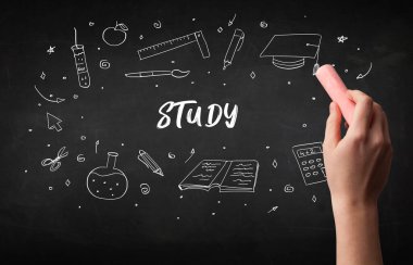 Tahtaya beyaz tebeşirle çizim çalışması, eğitim kavramı