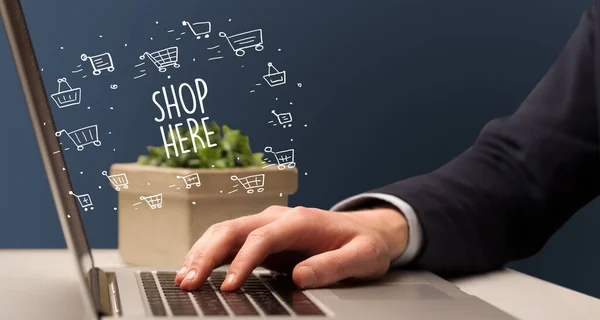 在笔记本电脑上工作的商人 带着Shop在这里注册 网上购物概念 — 图库照片