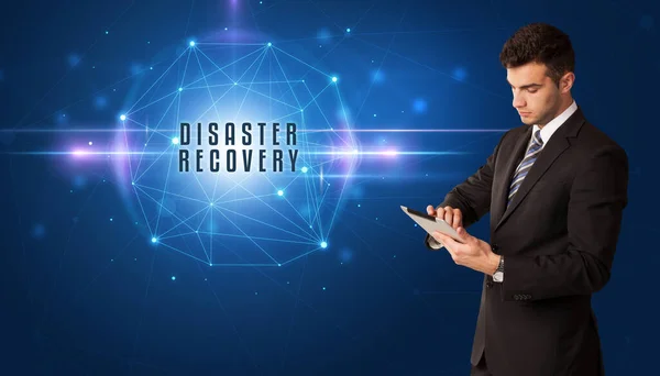 Geschäftsmann Denkt Über Sicherheitslösungen Mit Der Aufschrift Disaster Recovery Nach — Stockfoto