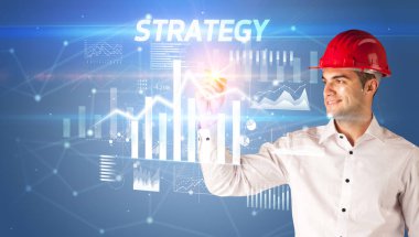 Kask çizen yakışıklı iş adamı STRATEGY yazıt, mimarlık iş planı konsepti