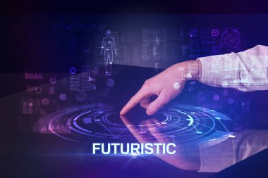 İşadamı FUTURISTIC yazıtları ve modern teknoloji konseptiyle büyük ekrana dokunuyor