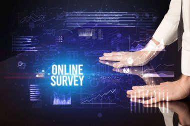İş adamı ONLINE SURVEY yazıt, siber iş konsepti ile büyük ekrana dokunuyor