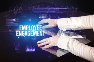 İşadamı EMPLOYEE ENGAGEMENT yazıtları, siber iş konsepti ile büyük ekrana dokunuyor