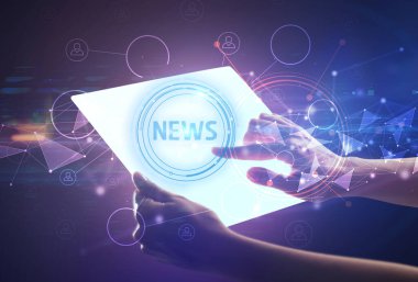 El işi fütüristik tablet içinde NEWS yazıları, modern teknoloji konsepti