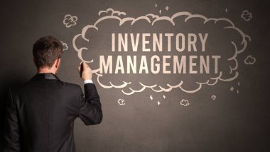İş adamı bulutu çiziyor ve içinde InvENTORY MANAGEMENT yazıtı var, modern iş konsepti.