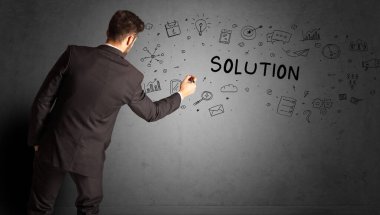 İş adamı SOLUTION yazıtları ve iş stratejisi konseptiyle yaratıcı bir fikir çizimi yapıyor.