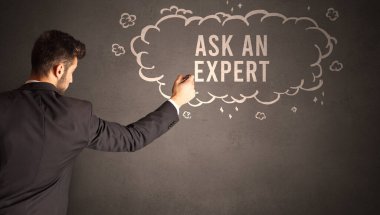 İş adamı, içinde Ask An Expert yazıtı olan bir bulut çiziyor, modern iş konsepti.