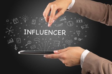 INFLUENCER yazıtlı bir dokunmatik ekran, sosyal medya kavramı