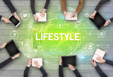 LIFESTYLE ile toplantı yapan bir grup insan, sosyal ağ konsepti