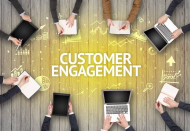CUSTOMER ENGAGEMENT ile Ofiste Çalışan Meşgul İnsanlar Grubu, başarılı iş konsepti