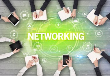 NETworking Insciption, sosyal ağ konsepti ile toplantı yapan bir grup insan