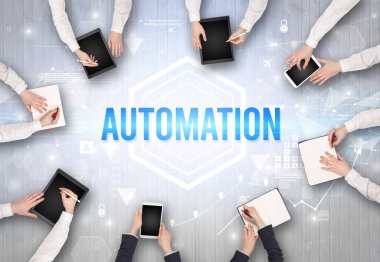 Bir Ofiste Çalışan Meşgul İnsanlar Grubu AUTOMATION yazıtları, modern teknoloji konsepti