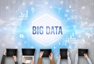 Büyük Veritabanı yazıtları ve modern teknoloji konseptiyle Ofiste Çalışan Meşgul İnsanlar Grubu