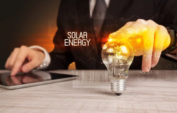 Zakenman Het Bezit Van Gloeilamp Met Solar Energy Inscriptie Business — Stockfoto