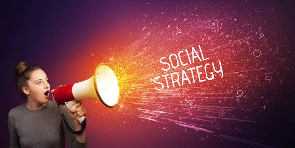 Jonge Vrouw Schreeuwt Naar Luidspreker Met Sociale Strategy Inscriptie Social — Stockfoto