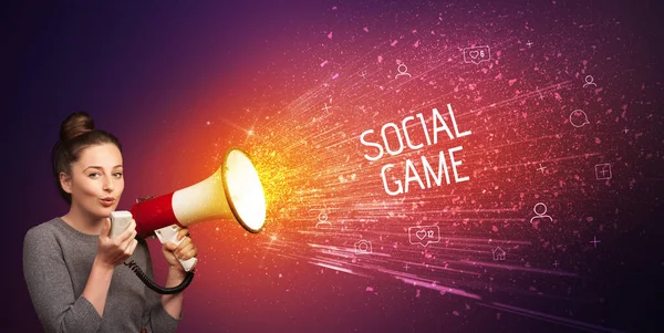 Jonge Vrouw Schreeuwt Naar Luidspreker Met Sociale Game Inscriptie Social — Stockfoto
