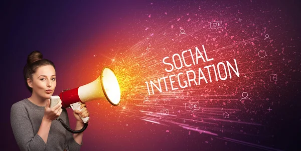 Молодая Женщина Кричит Громкоговорителю Надписью Social Integration Концепция Социальных Сетей — стоковое фото