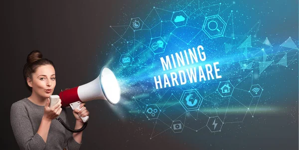 Mulher Jovem Gritando Megafone Com Mining Hardware Inscrição Conceito Anúncio — Fotografia de Stock