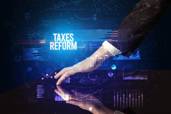 Podnikatel Dotýkající Obrovské Obrazovky Nápisem Taxes Reform Koncept Kybernetického Podnikání — Stock fotografie