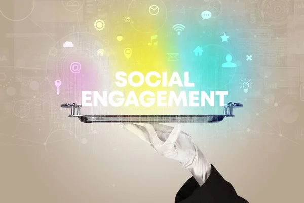 Garçom Servindo Redes Sociais Com Inscrição Social Engagement Novo Conceito — Fotografia de Stock