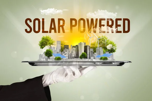 Číšník Servírující Eko Město Nápisem Solar Powered Koncept Obnovitelné Energie — Stock fotografie