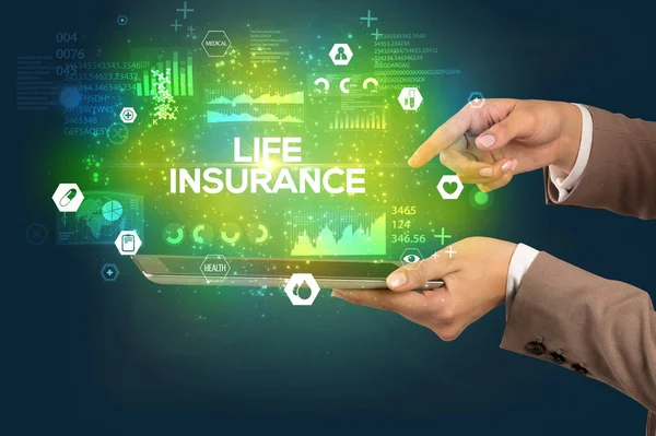HAYAT INSURANCE yazıtlı, tıbbi konseptli bir dokunmatik ekrana yakın çekim