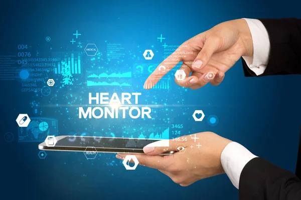 Bir Dokunmatik Ekran Yakın Çekim Heart Monitor Yazıt Tıbbi Konsept — Stok fotoğraf