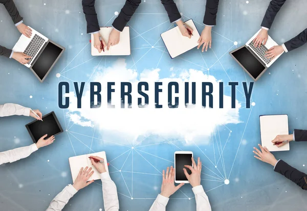Cybersecurityの碑文と会議を持っている人々のグループ ウェブセキュリティの概念 — ストック写真